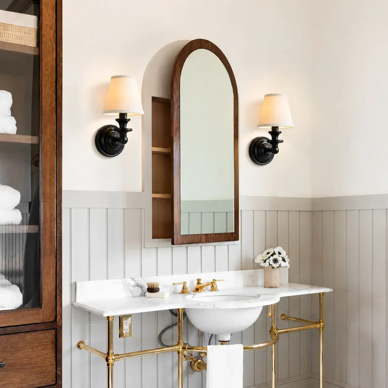 Wall sconce with curved support arm