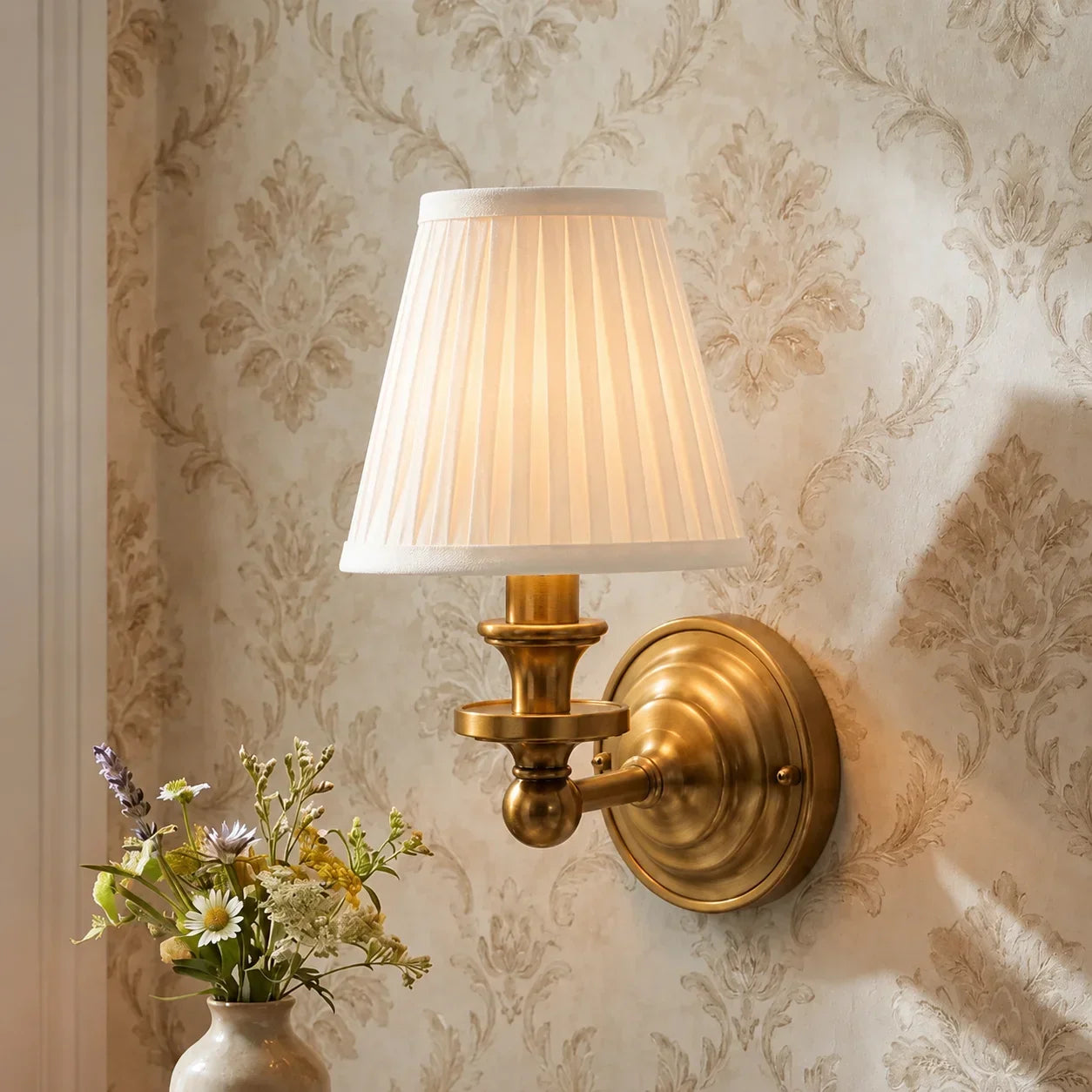 Wall-mounted brass lighting fixture